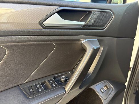 Used 2022 Volkswagen Tiguan SE image 9