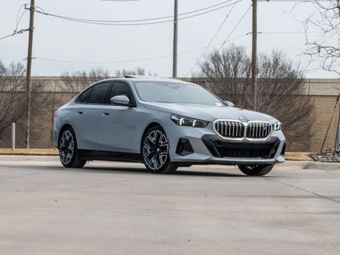 Used 2026 BMW i5 eDrive40 w/ M Sport Package image 2