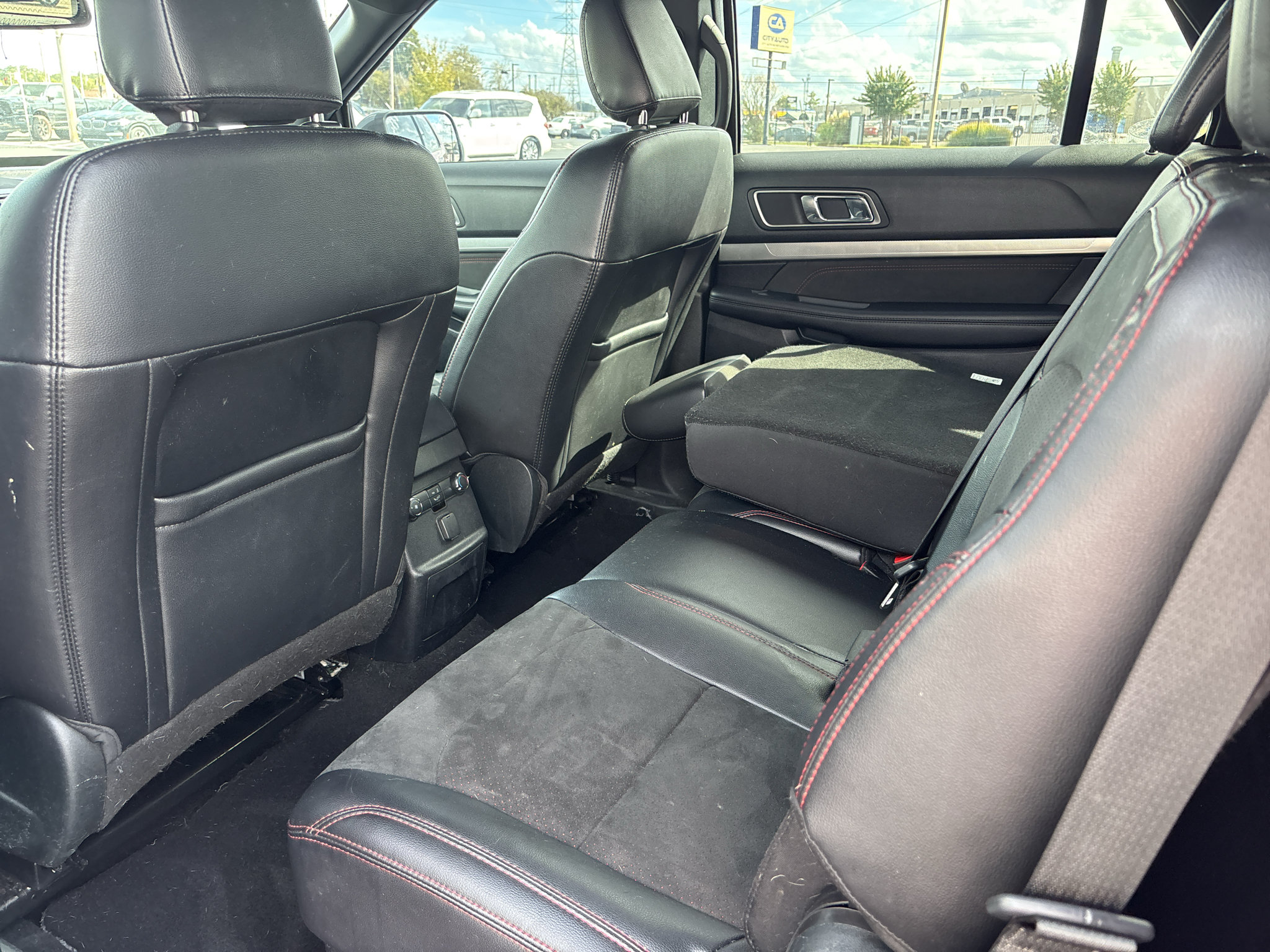 Used 2019 Ford Explorer XLT w/ Equipment Group 202A AWD/4WD image 6