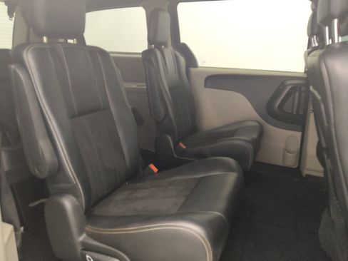 Used 2019 Dodge Grand Caravan SXT FWD image 19