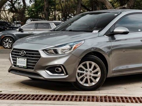 Used 2021 Hyundai Accent SEL image 3