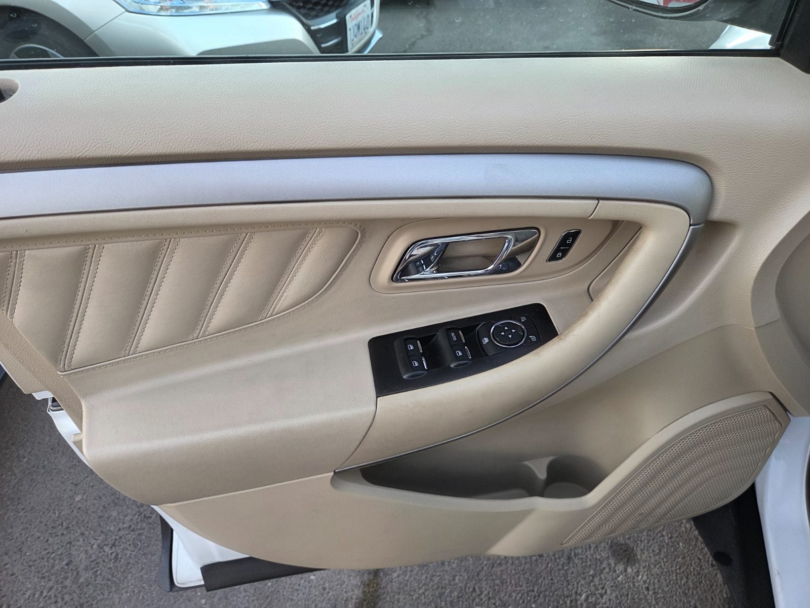 Used 2015 Ford Taurus SE FWD image 8