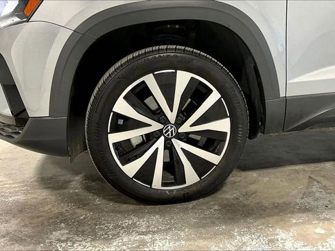 Used 2024 Volkswagen Taos SE image 11