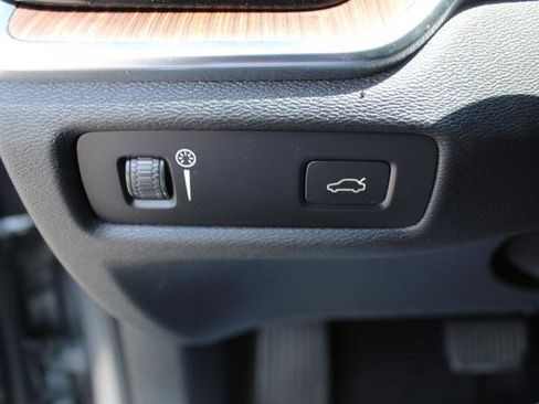 Used 2021 Volvo S60 T5 Momentum image 17