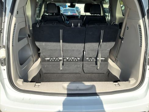 Used 2023 Chrysler Pacifica Touring-L FWD image 21