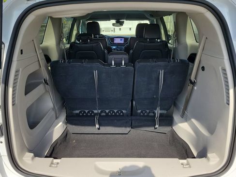 Used 2023 Chrysler Pacifica Touring-L FWD image 13