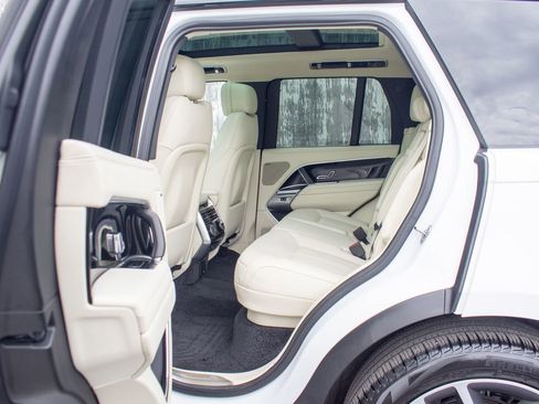 Used 2025 Land Rover Range Rover SE image 34