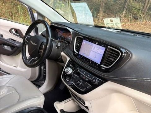 Used 2021 Chrysler Pacifica Touring-L image 23