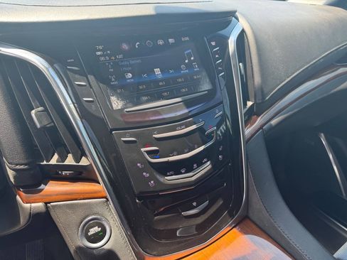 Used 2017 Cadillac Escalade ESV Luxury RWD image 8