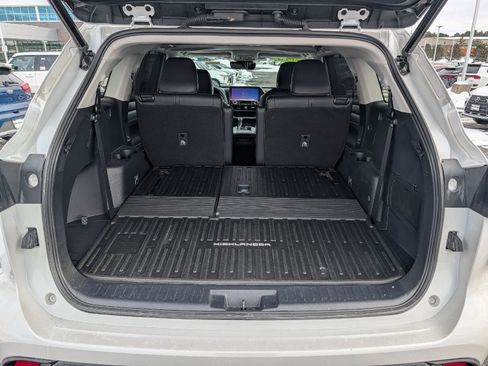 Used 2023 Toyota Highlander XLE image 23
