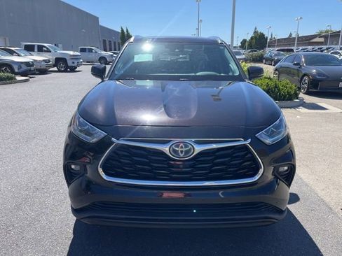 Used 2021 Toyota Highlander Platinum FWD image 2