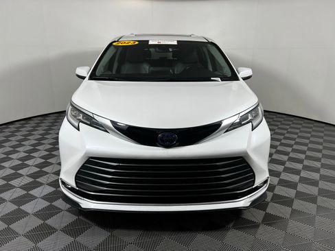 Certified 2023 Toyota Sienna Limited image 2
