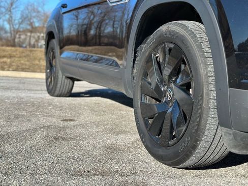 Used 2024 Volkswagen Atlas Cross Sport SE w/ Panoramic Sunroof Package image 8