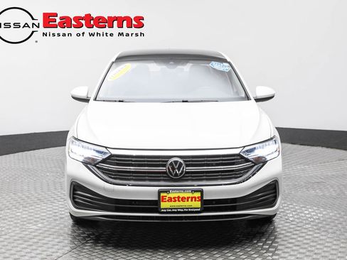 Used 2023 Volkswagen Jetta SE w/ Panoramic Sunroof Package image 2
