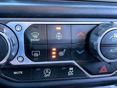 Used 2020 Jeep Wrangler Unlimited Sahara image 19