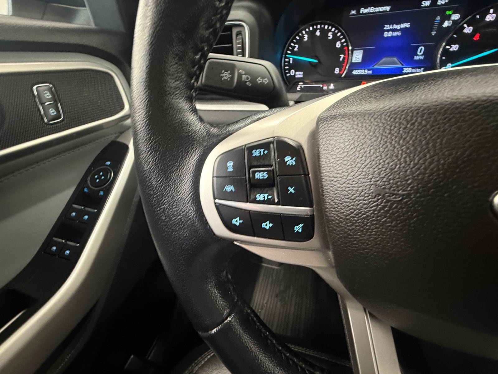 Used 2022 Ford Explorer XLT w/ Equipment Group 202A AWD/4WD image 17