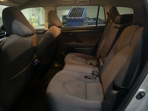 Used 2024 Toyota Highlander LE image 8