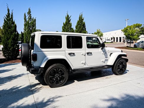 Used 2024 Jeep Wrangler Unlimited Sahara w/ Technology Group AWD/4WD image 11