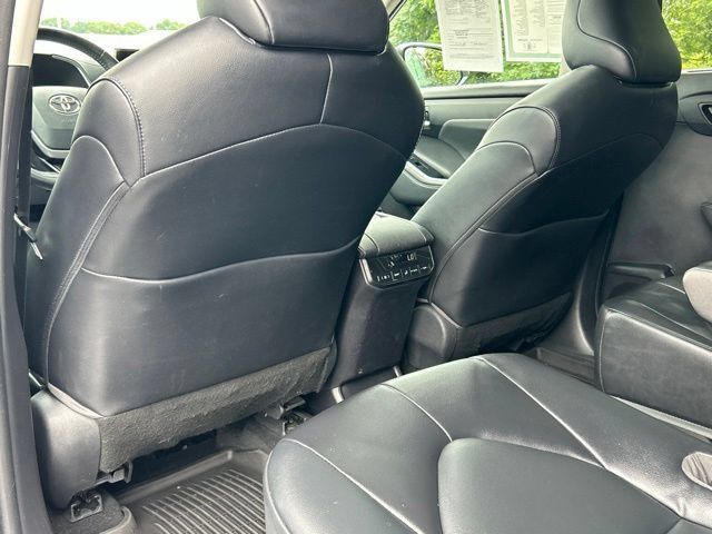 Used 2022 Toyota Highlander XLE AWD/4WD image 34