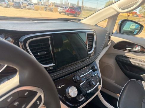 Used 2024 Chrysler Pacifica Limited FWD image 12