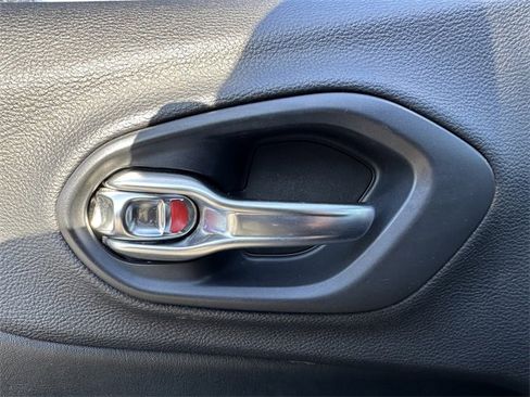 Used 2019 Jeep Cherokee Latitude Plus image 33