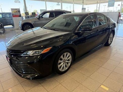 Used 2020 Toyota Camry LE w/ Convenience Package FWD image 6