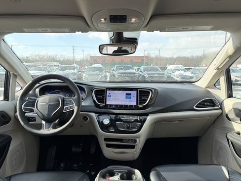 Used 2023 Chrysler Pacifica Touring-L image 13