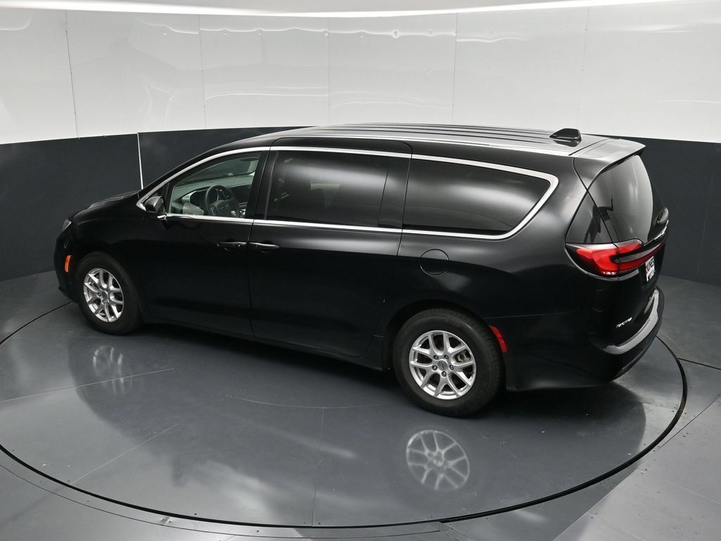 Used 2024 Chrysler Pacifica Touring-L FWD image 46