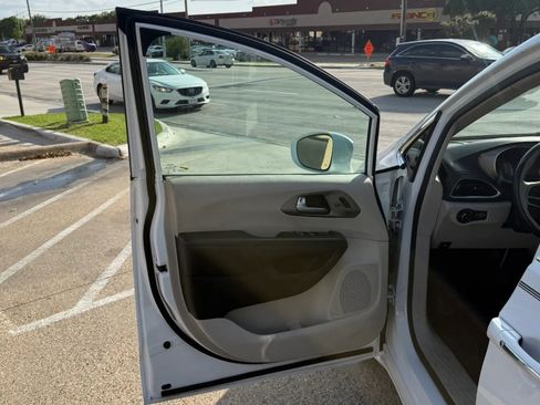 Used 2018 Chrysler Pacifica Limited FWD image 9