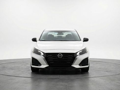 Used 2025 Nissan Altima 2.5 SV image 2