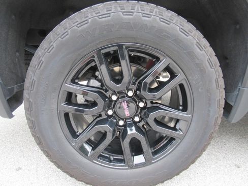 Used 2024 GMC Sierra 1500 Elevation w/ LPO, Elevation Black Package AWD/4WD image 7