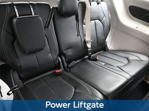 Used 2024 Chrysler Pacifica Touring-L image 10