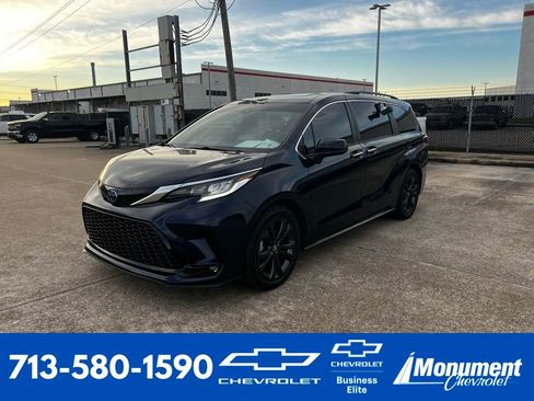 Used 2022 Toyota Sienna XSE image 1