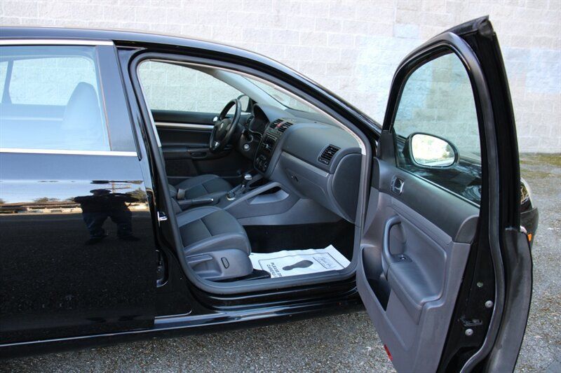 Used 2009 Volkswagen Jetta SE FWD image 15