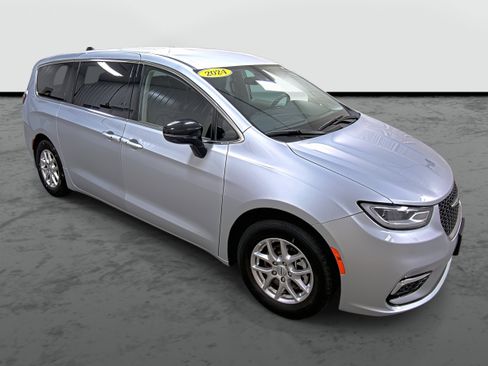 Used 2024 Chrysler Pacifica Touring-L image 5