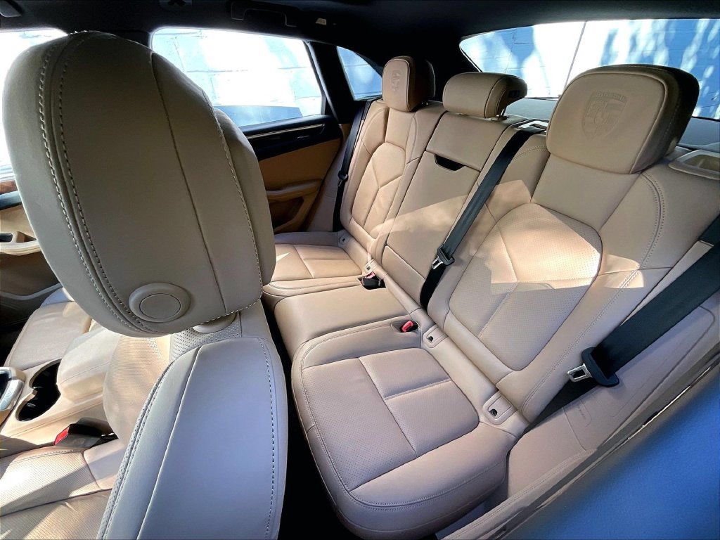 Certified 2022 Porsche Macan AWD/4WD image 22