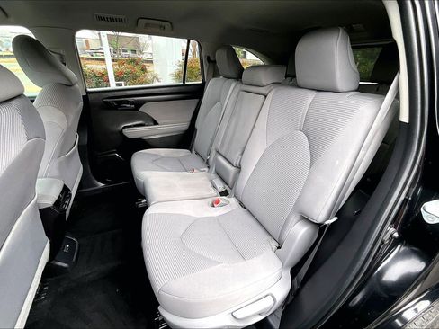 Used 2022 Toyota Highlander LE image 24
