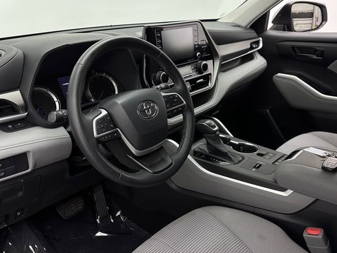 Used 2022 Toyota Highlander LE AWD/4WD image 8