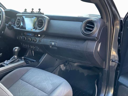 Used 2017 Toyota Tacoma TRD Off-Road image 18