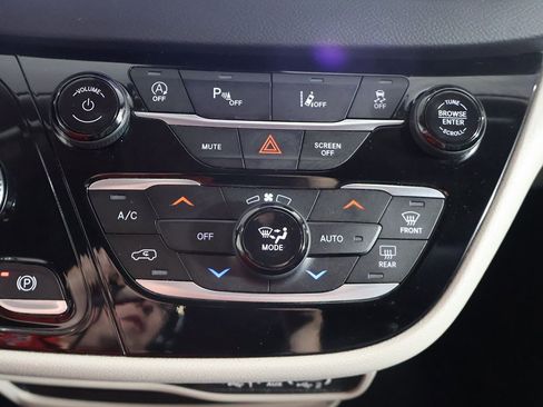 Used 2023 Chrysler Pacifica Touring-L FWD image 46
