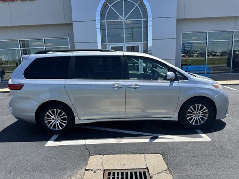 Used 2020 Toyota Sienna XLE FWD image 16