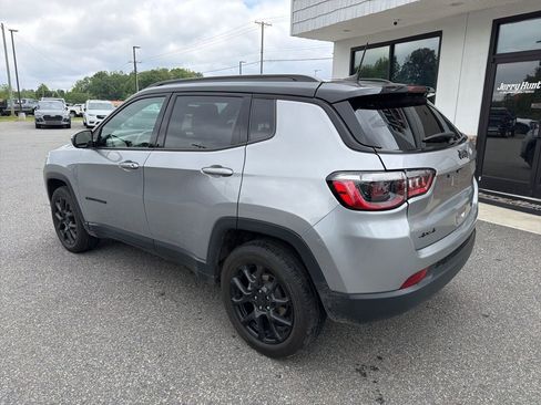 Used 2023 Jeep Compass Latitude w/ Sun and Sound Group AWD/4WD image 6