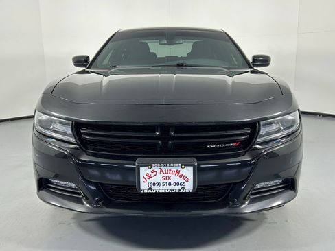 Used 2019 Dodge Charger SXT AWD/4WD image 2