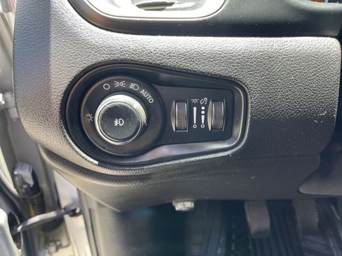 Used 2016 Jeep Renegade 75th Anniversary FWD image 18