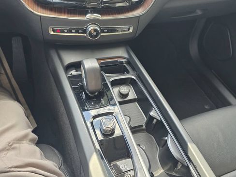 Used 2023 Volvo XC60 B5 Plus FWD image 19