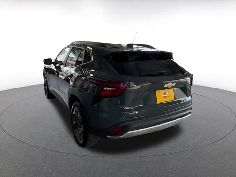 Used 2025 Chevrolet Trax LT FWD image 11