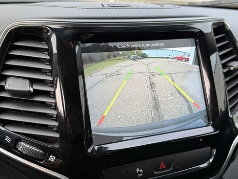 Used 2020 Jeep Cherokee Limited image 19