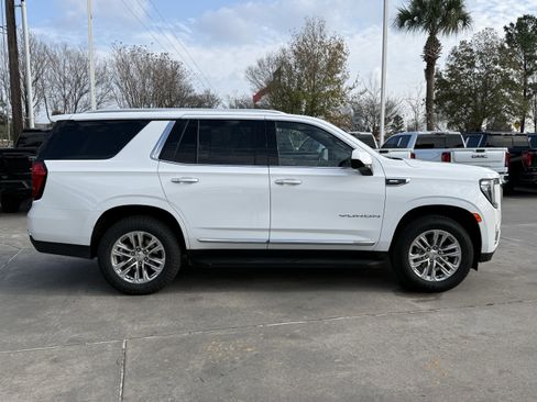 Used 2024 GMC Yukon SLT image 3