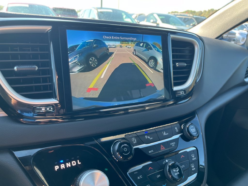 Used 2026 Chrysler Pacifica Select FWD image 18