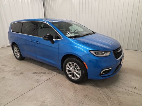 New 2026 Chrysler Pacifica Select AWD/4WD image 7